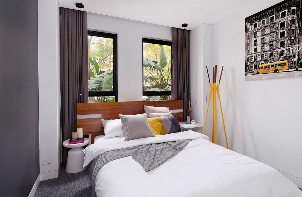 Imagen de habitación de invitados minimalista pequeña con paredes blancas, moqueta y suelo gris
