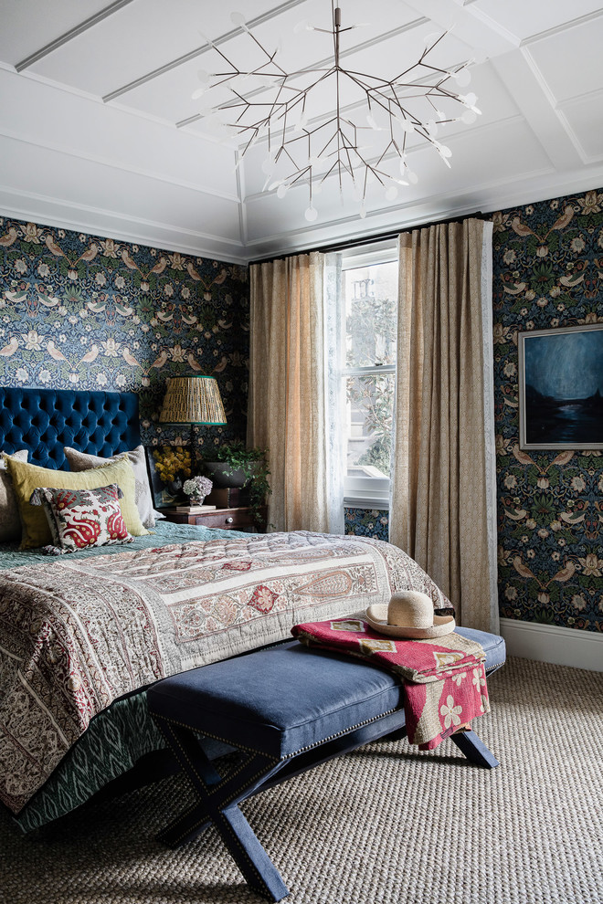 Foto di una camera da letto eclettica con pareti multicolore, moquette e pavimento beige