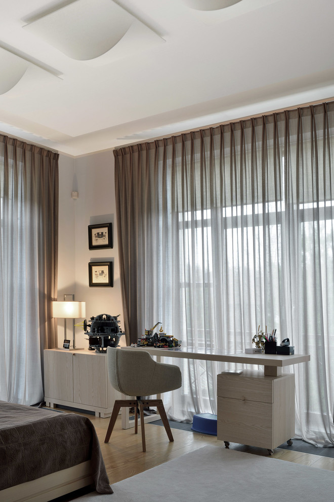 Idée de décoration pour une chambre minimaliste avec un mur gris et parquet clair.
