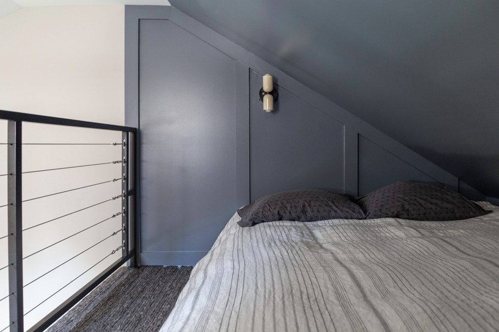 На фото: спальня на антресоли в стиле лофт с серыми стенами, ковровым покрытием, панелями на части стены и серым полом