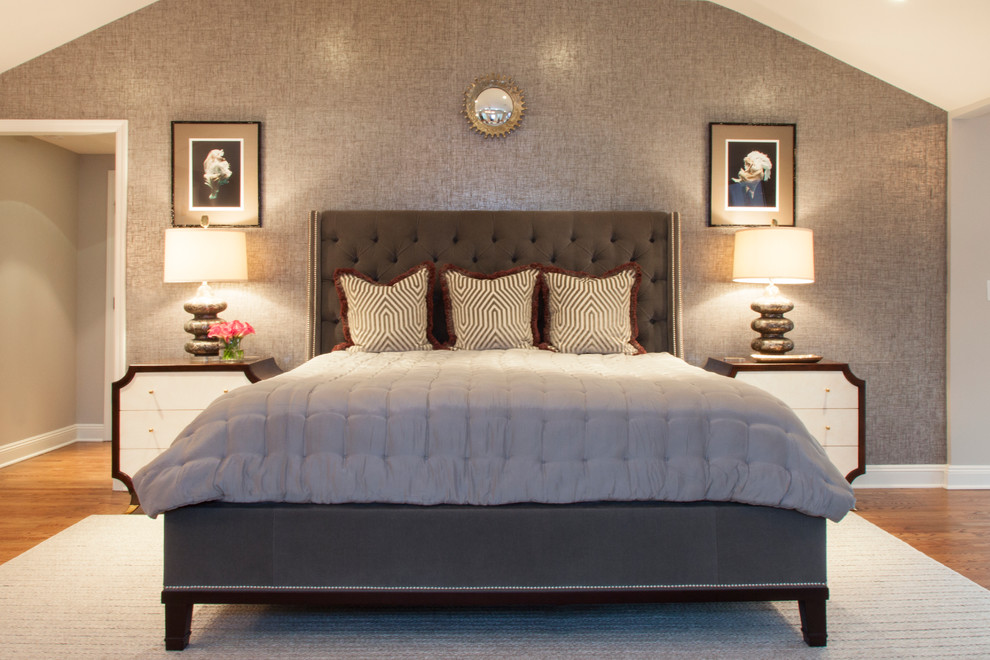 Свежая идея для дизайна: хозяйская спальня в стиле неоклассика (современная классика) с серыми стенами, сводчатым потолком, обоями на стенах, коричневым полом и паркетным полом среднего тона - отличное фото интерьера