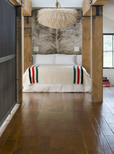 Пример оригинального дизайна: спальня в стиле кантри с паркетным полом среднего тона