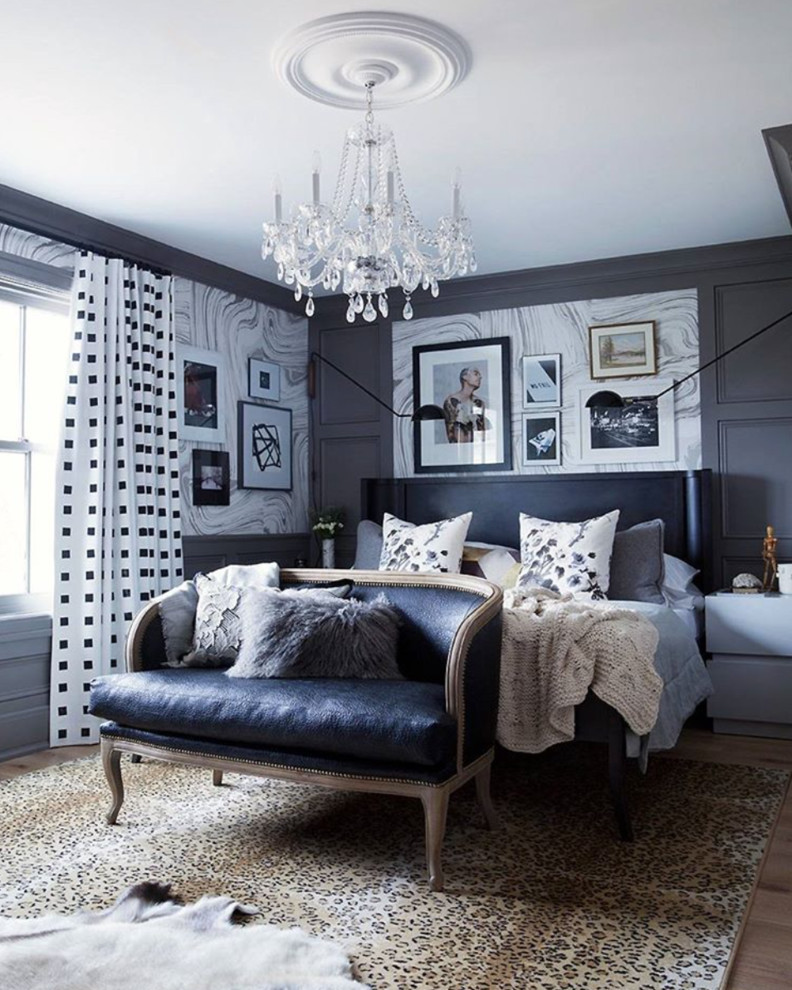 Пример оригинального дизайна: хозяйская спальня в стиле фьюжн с серыми стенами и светлым паркетным полом без камина