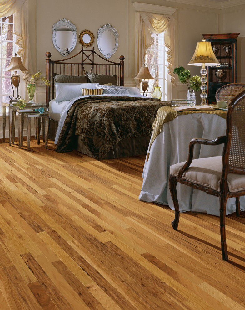 Diseño de habitación de invitados clásica grande sin chimenea con paredes beige, suelo de madera clara y suelo marrón
