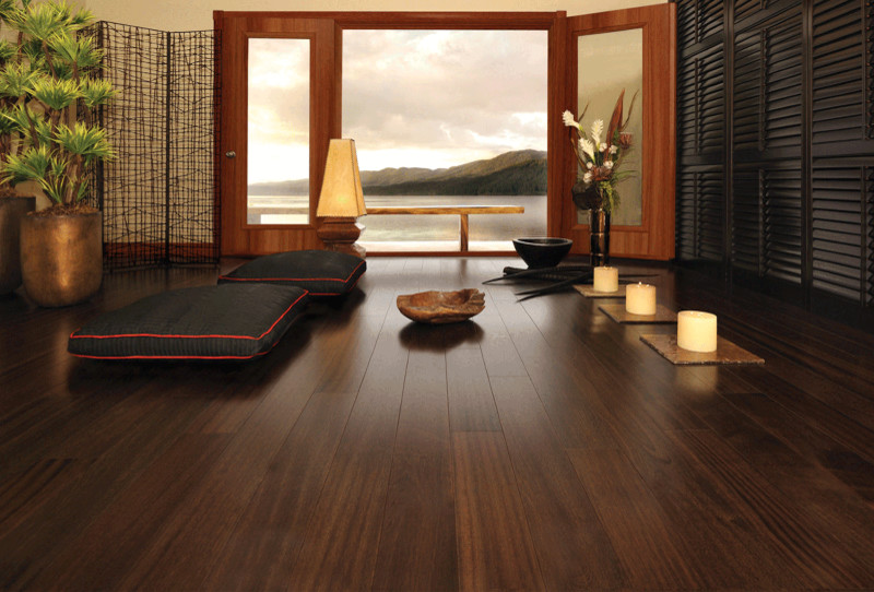 Ejemplo de dormitorio de estilo zen grande con paredes beige y suelo de madera oscura
