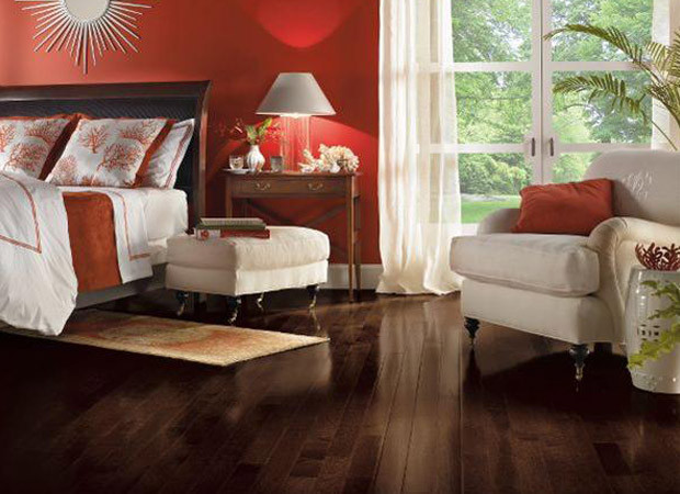 Mittelgroßes Klassisches Hauptschlafzimmer mit roter Wandfarbe, dunklem Holzboden und braunem Boden in Sonstige