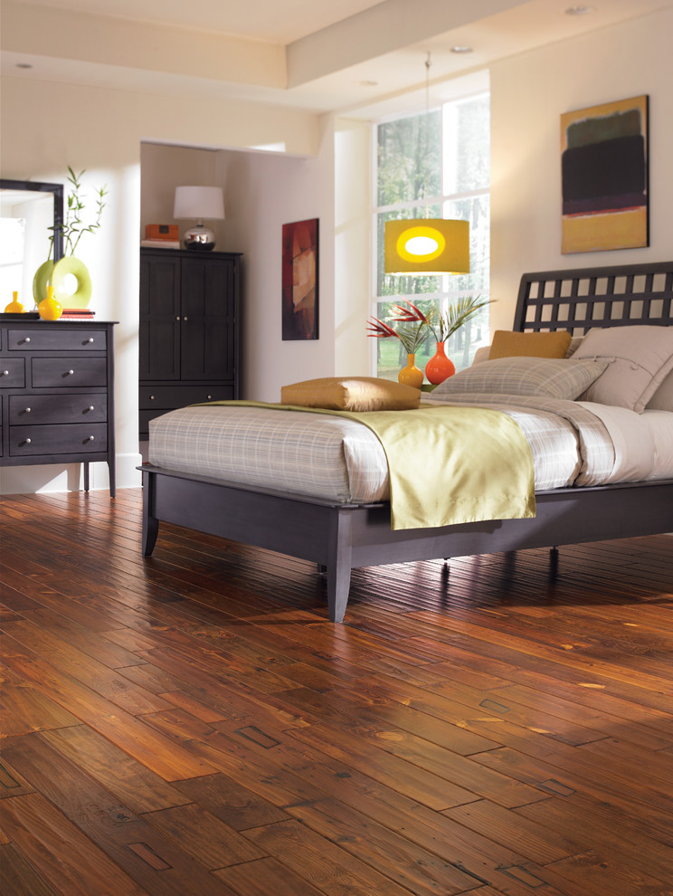Imagen de habitación de invitados actual grande sin chimenea con paredes blancas y suelo de madera en tonos medios