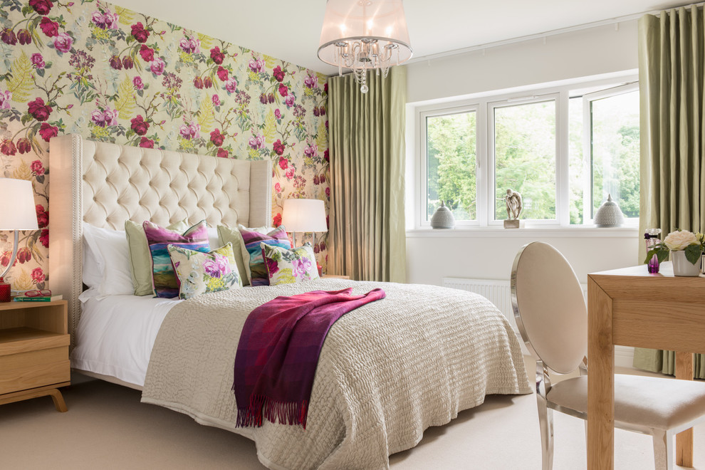 На фото: хозяйская спальня в классическом стиле с разноцветными стенами и ковровым покрытием