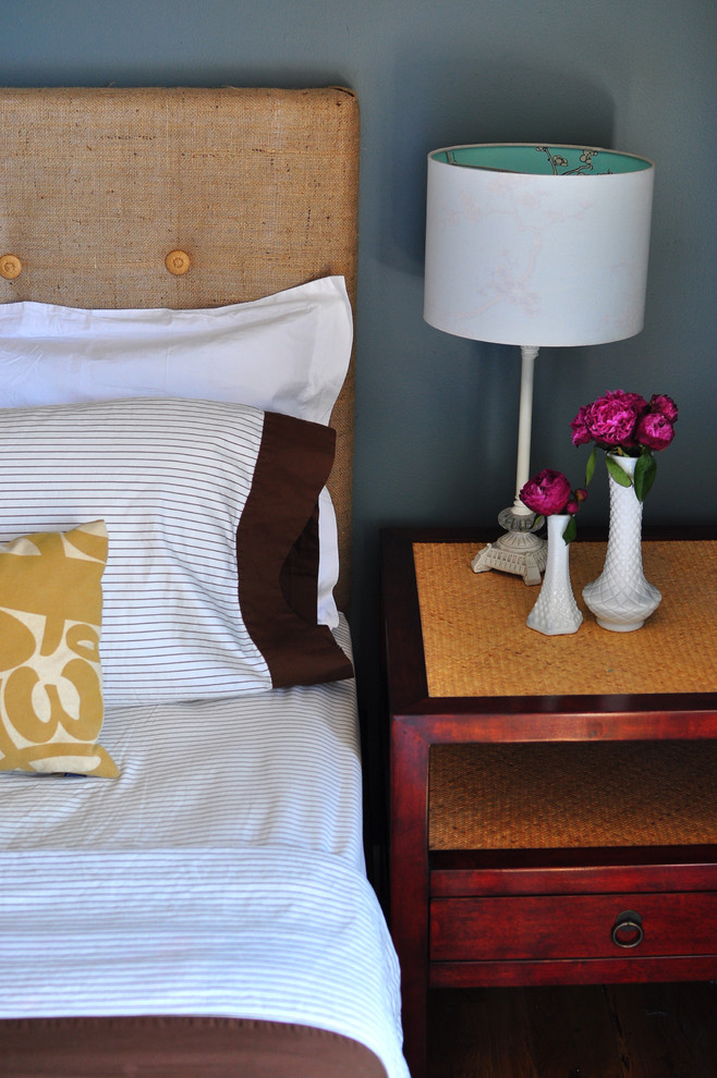 Свежая идея для дизайна: спальня в стиле фьюжн с синими стенами - отличное фото интерьера