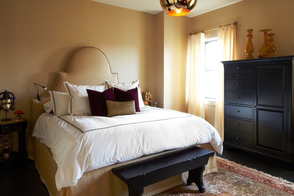 ニューヨークにあるコンテンポラリースタイルのおしゃれな主寝室 (ベージュの壁、濃色無垢フローリング)