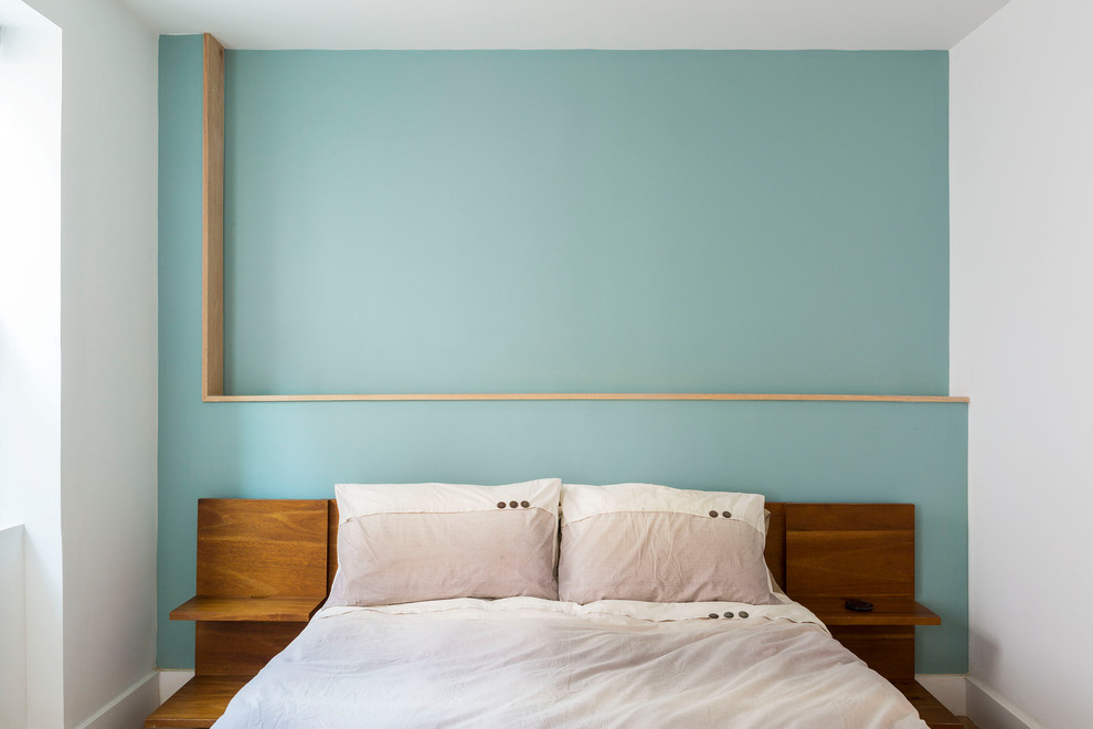 Свежая идея для дизайна: гостевая спальня среднего размера, (комната для гостей) в современном стиле с разноцветными стенами, светлым паркетным полом и бежевым полом без камина - отличное фото интерьера