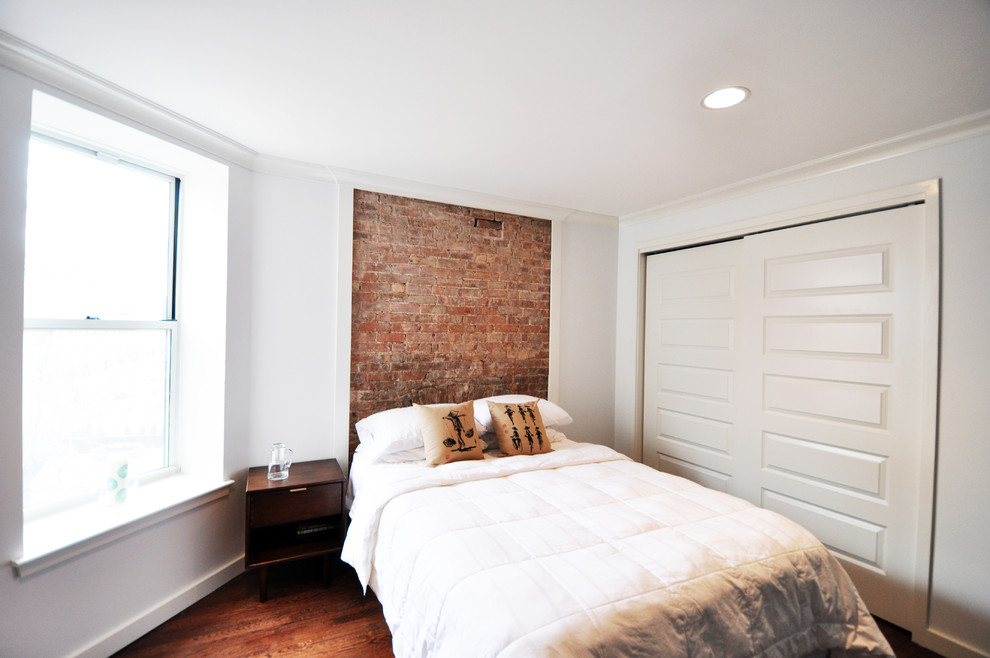 Идея дизайна: хозяйская спальня среднего размера в современном стиле с темным паркетным полом без камина