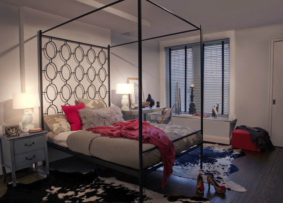 Свежая идея для дизайна: спальня среднего размера в стиле фьюжн с белыми стенами и темным паркетным полом - отличное фото интерьера