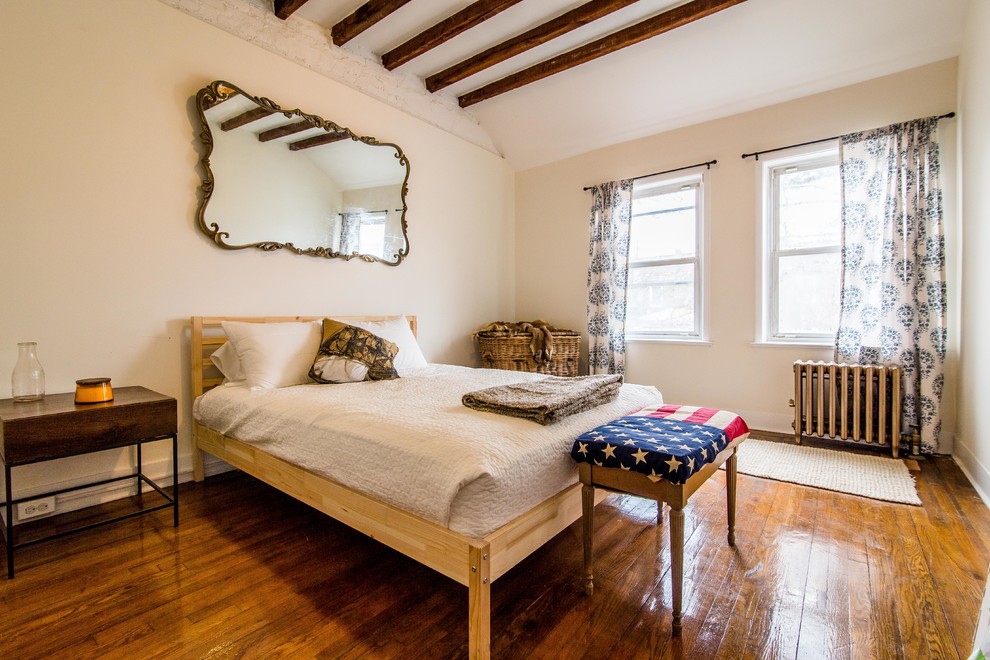 Diseño de habitación de invitados tradicional renovada de tamaño medio sin chimenea con paredes beige y suelo de madera clara