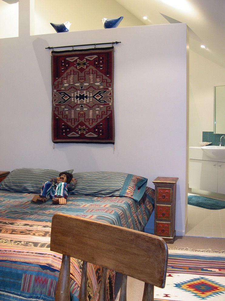 Esempio di una piccola camera da letto stile loft eclettica con pareti beige, moquette, nessun camino e pavimento beige