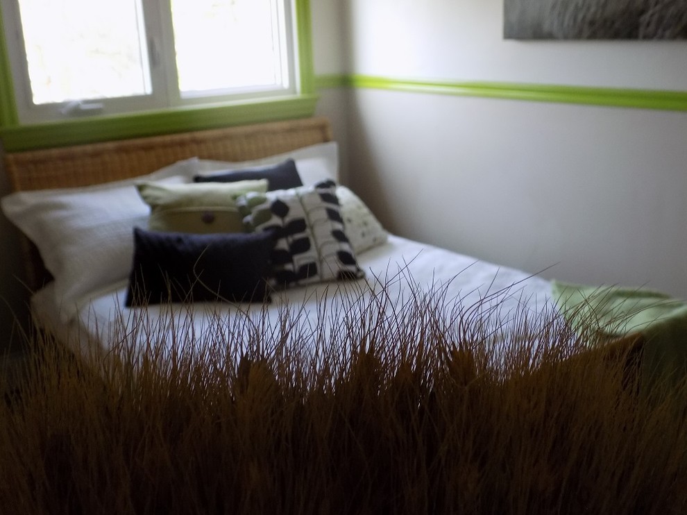 Стильный дизайн: гостевая спальня среднего размера, (комната для гостей) в стиле неоклассика (современная классика) с бежевыми стенами, ковровым покрытием и серым полом без камина - последний тренд