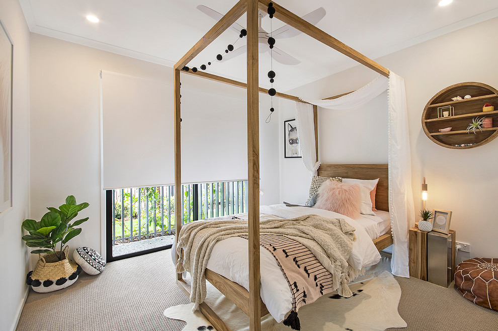 Стильный дизайн: гостевая спальня (комната для гостей) в современном стиле с бежевыми стенами, ковровым покрытием и бежевым полом - последний тренд