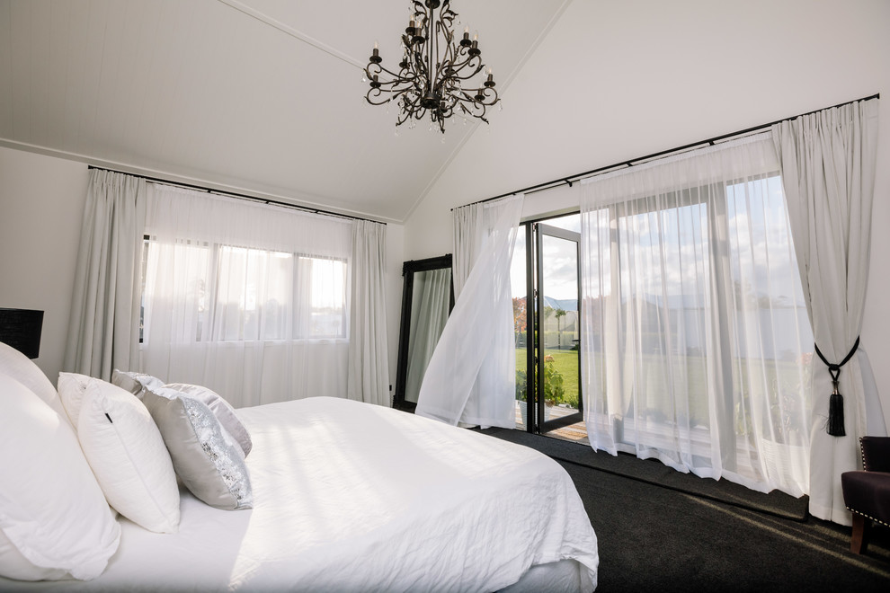 Foto de dormitorio principal campestre con paredes blancas, moqueta y suelo gris