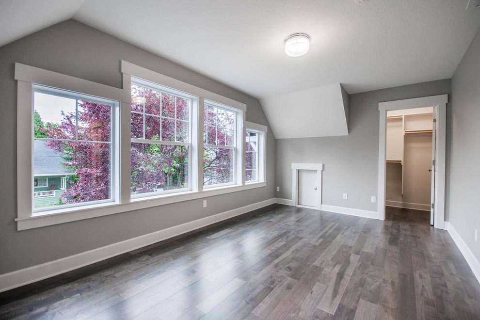 Klassisches Hauptschlafzimmer mit grauer Wandfarbe und braunem Holzboden in Portland