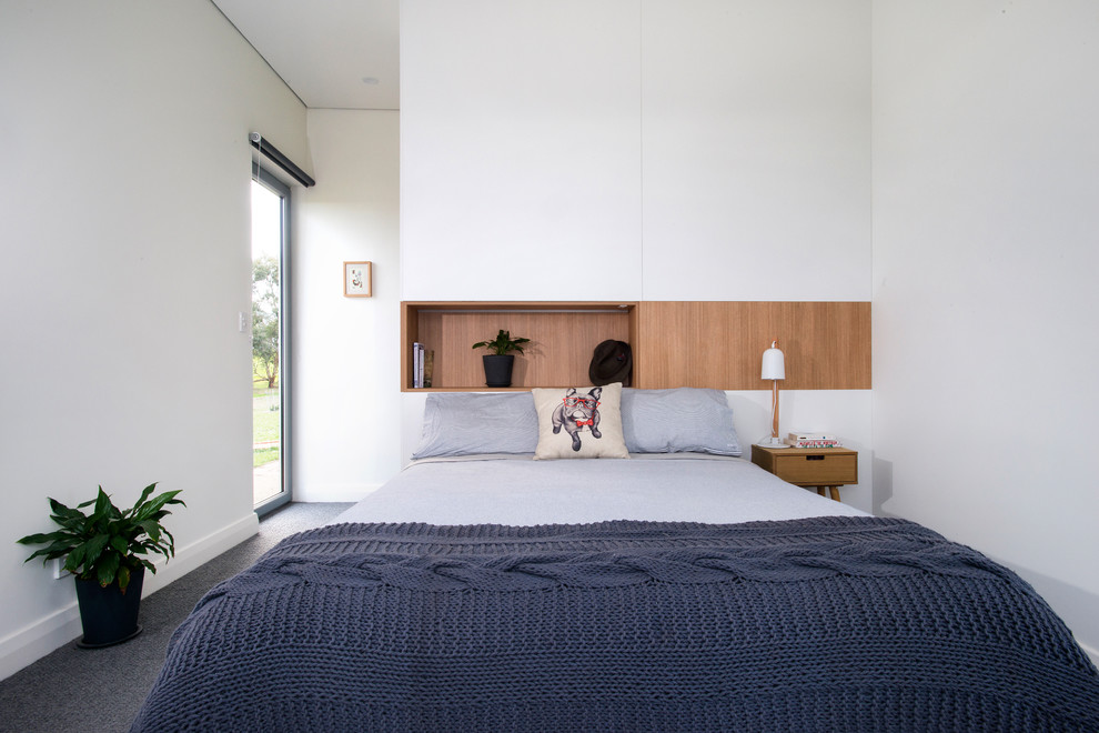Inspiration för ett funkis sovrum, med vita väggar, heltäckningsmatta och grått golv