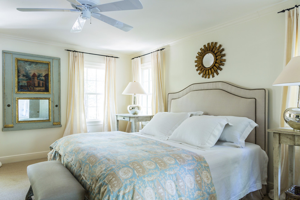 ニューオリンズにある中くらいなトラディショナルスタイルのおしゃれな主寝室 (カーペット敷き、白い壁、暖炉なし、ベージュの床、照明)