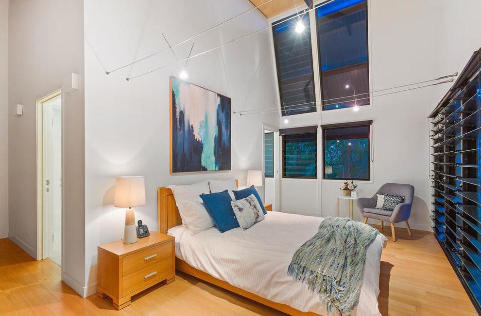 Idee per una camera matrimoniale costiera con pareti grigie, pavimento in legno massello medio e pavimento beige