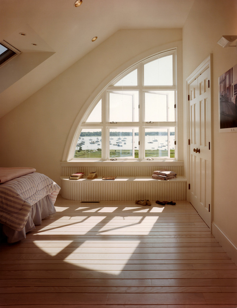 Inspiration pour une chambre traditionnelle de taille moyenne avec un mur beige, un sol en bois brun et un sol marron.