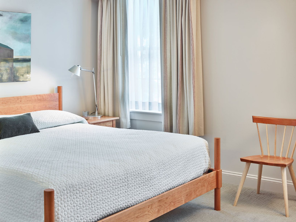 Imagen de dormitorio principal nórdico pequeño con paredes grises, moqueta y suelo gris