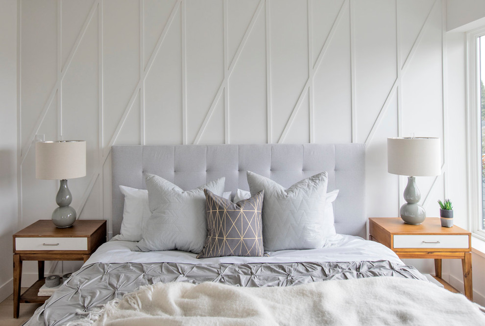 На фото: хозяйская спальня в скандинавском стиле с белыми стенами без камина с