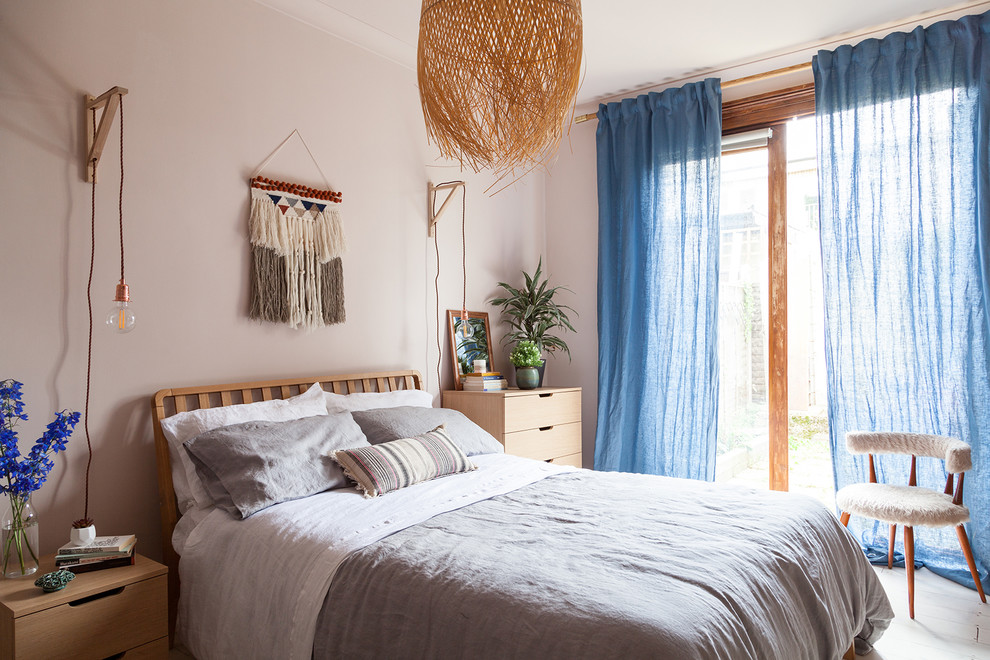 Свежая идея для дизайна: хозяйская спальня среднего размера в стиле фьюжн с розовыми стенами, деревянным полом, белым полом и синими шторами - отличное фото интерьера
