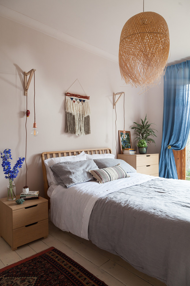 ロンドンにある中くらいなエクレクティックスタイルのおしゃれな主寝室 (ピンクの壁、塗装フローリング、標準型暖炉、レンガの暖炉まわり、白い床)