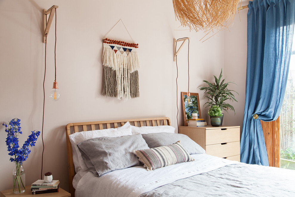 Источник вдохновения для домашнего уюта: хозяйская спальня среднего размера в стиле фьюжн с розовыми стенами, деревянным полом, стандартным камином, фасадом камина из кирпича и белым полом