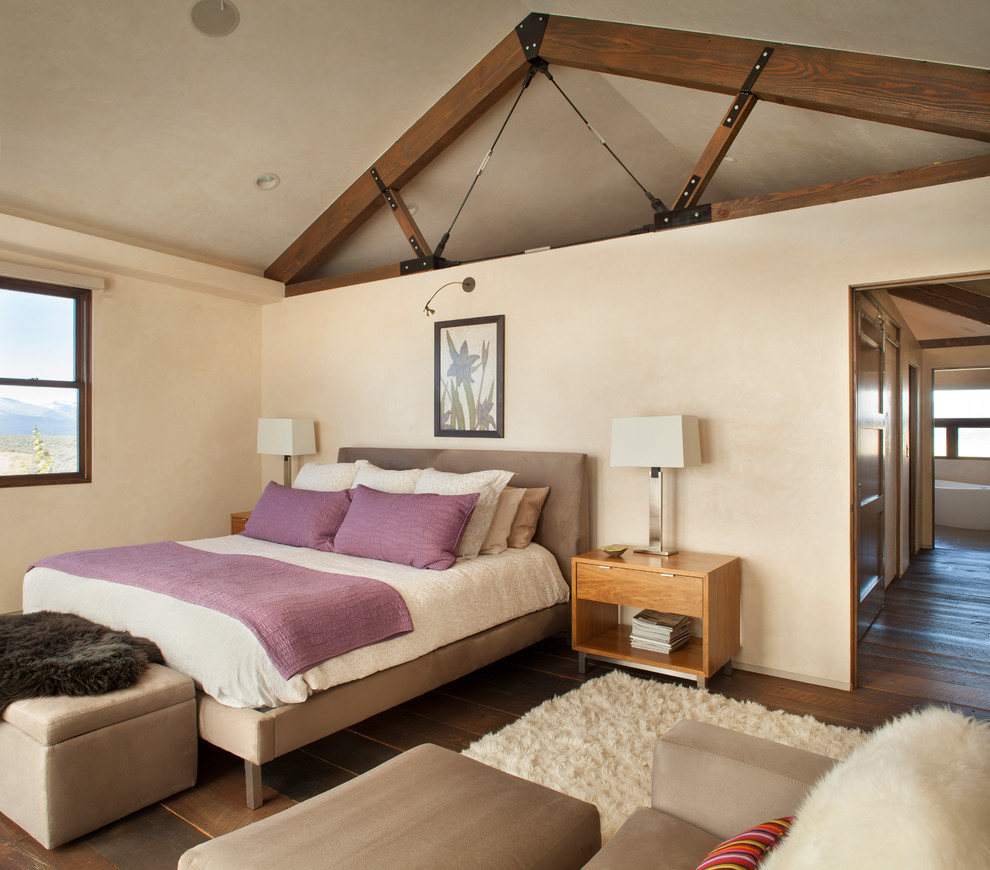 Источник вдохновения для домашнего уюта: хозяйская спальня среднего размера в современном стиле с бежевыми стенами и темным паркетным полом без камина