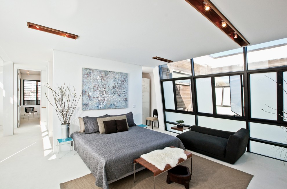 サンフランシスコにある広いコンテンポラリースタイルのおしゃれな主寝室 (白い壁、コンクリートの床、暖炉なし、白い床) のインテリア
