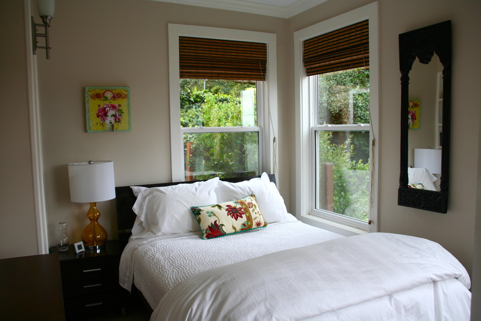Источник вдохновения для домашнего уюта: маленькая гостевая спальня (комната для гостей) в стиле модернизм с бежевыми стенами и ковровым покрытием для на участке и в саду