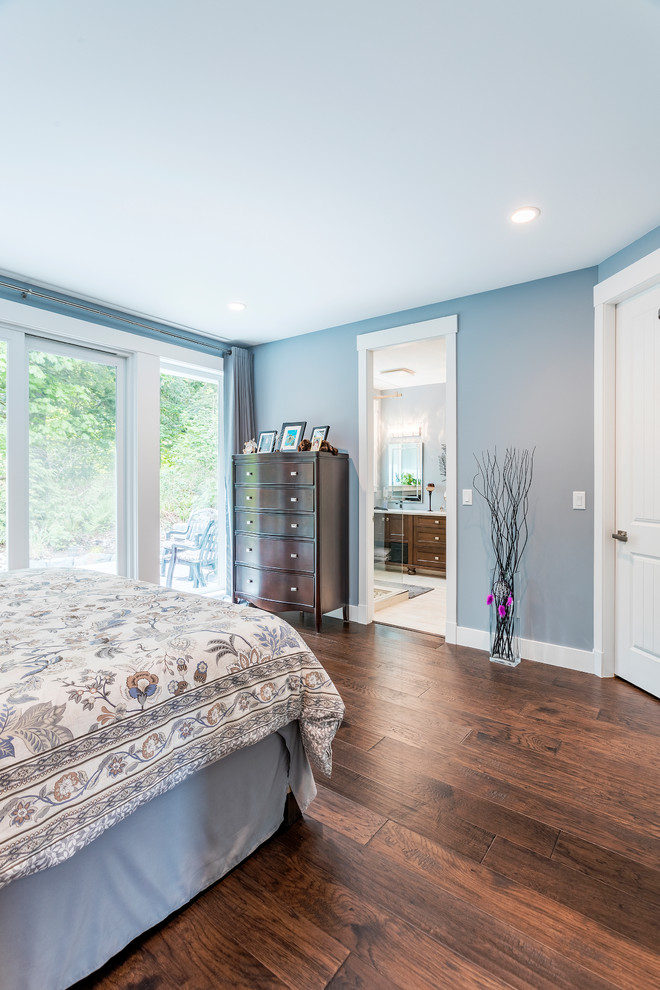 Источник вдохновения для домашнего уюта: хозяйская спальня среднего размера в классическом стиле с синими стенами, паркетным полом среднего тона и коричневым полом