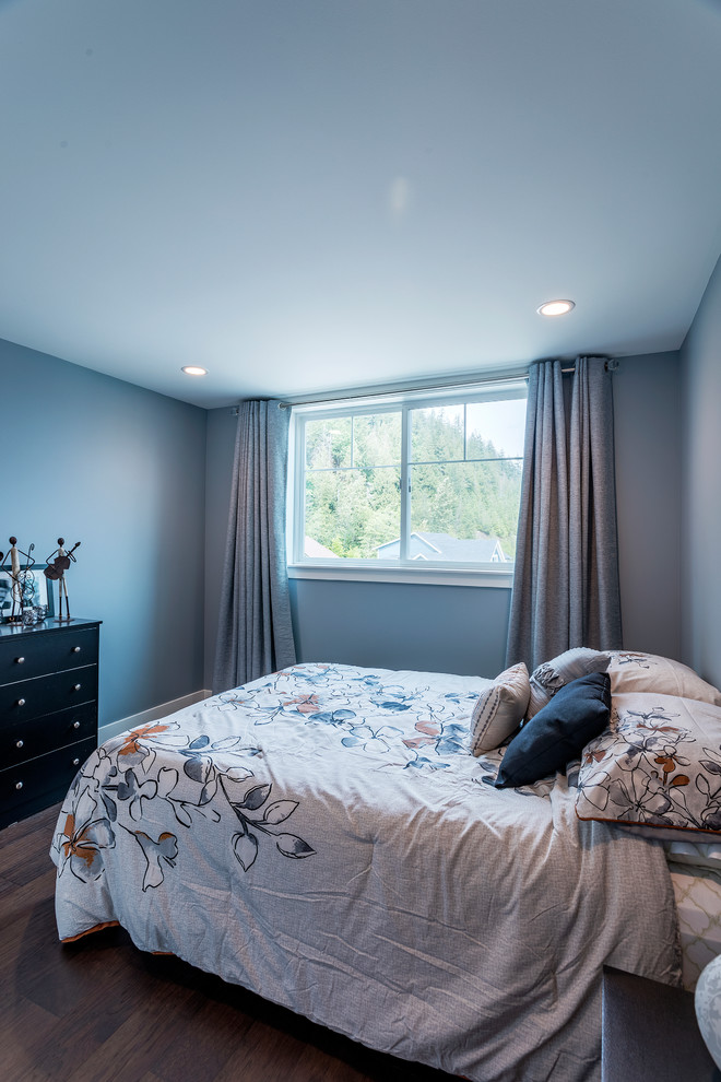 Ispirazione per una camera degli ospiti classica di medie dimensioni con pareti blu, pavimento in legno massello medio e pavimento marrone