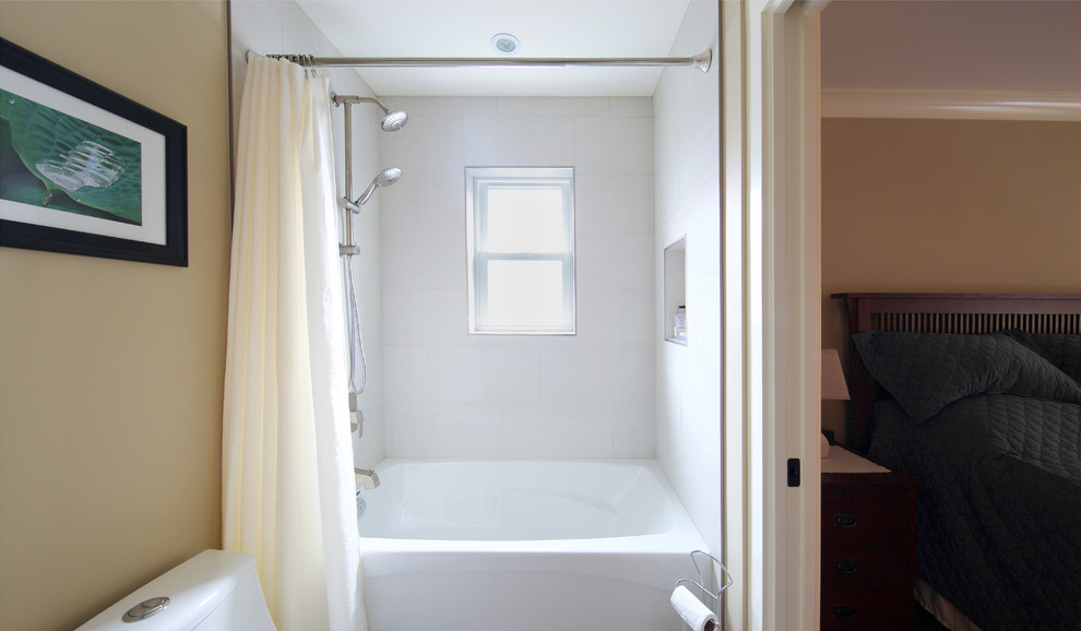 На фото: гостевая спальня среднего размера, (комната для гостей) в классическом стиле с бежевыми стенами, полом из керамогранита и кроватью в нише без камина с