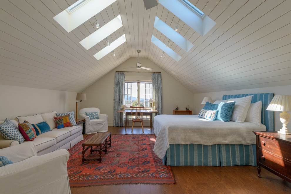 Ejemplo de dormitorio tradicional con paredes beige, suelo de madera en tonos medios y con escritorio