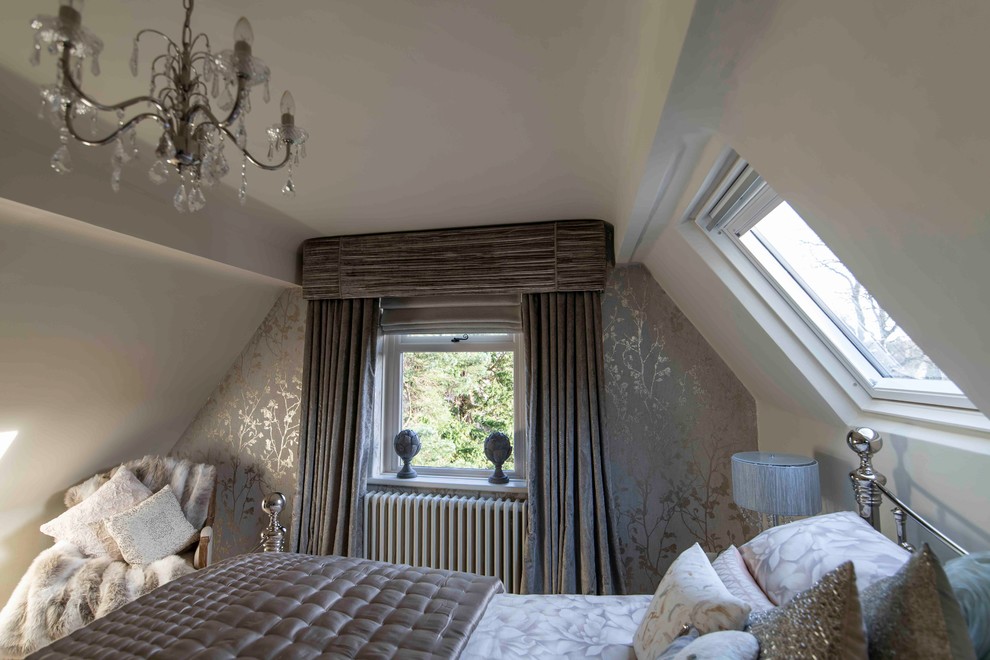 Foto di una piccola camera da letto design con pareti beige