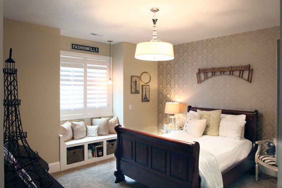 Exemple d'une chambre avec moquette chic de taille moyenne avec un mur beige et aucune cheminée.