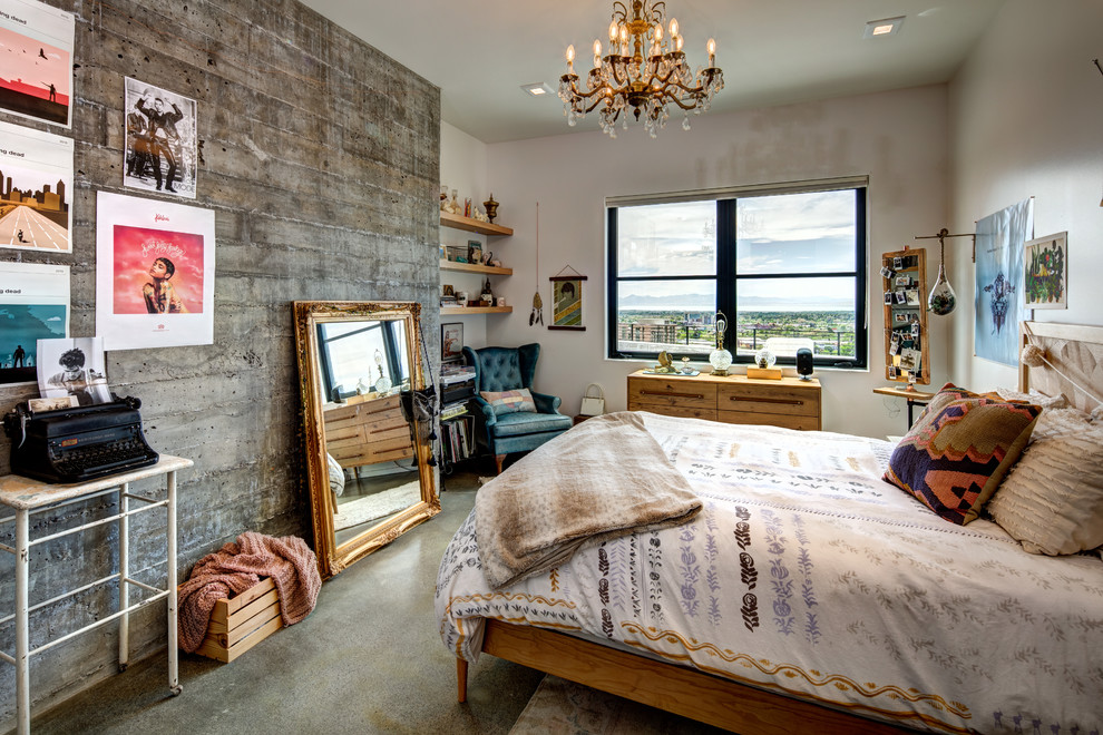 Immagine di una camera da letto eclettica con pareti bianche, pavimento in cemento, nessun camino e pavimento grigio