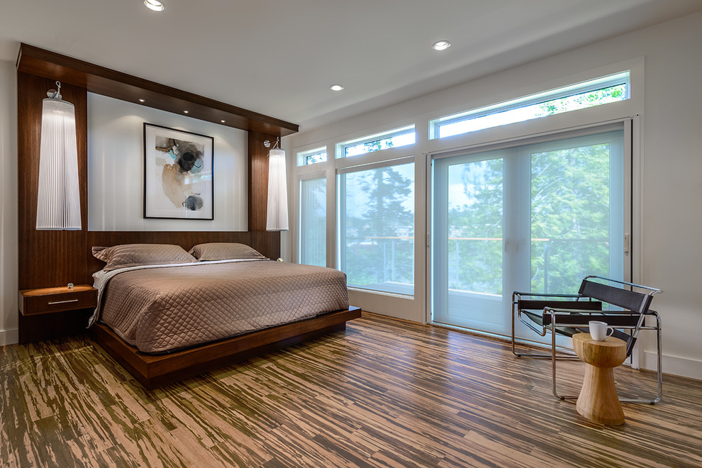 Foto di una camera da letto minimal con pavimento in bambù
