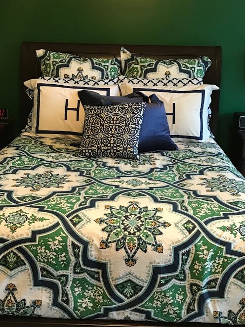 Пример оригинального дизайна: хозяйская спальня среднего размера в классическом стиле с зелеными стенами, ковровым покрытием и бежевым полом