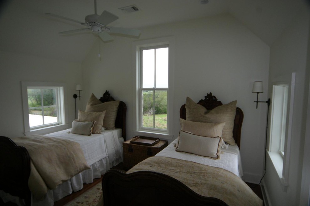 Стильный дизайн: маленькая гостевая спальня (комната для гостей) в стиле кантри с белыми стенами, темным паркетным полом и коричневым полом без камина для на участке и в саду - последний тренд