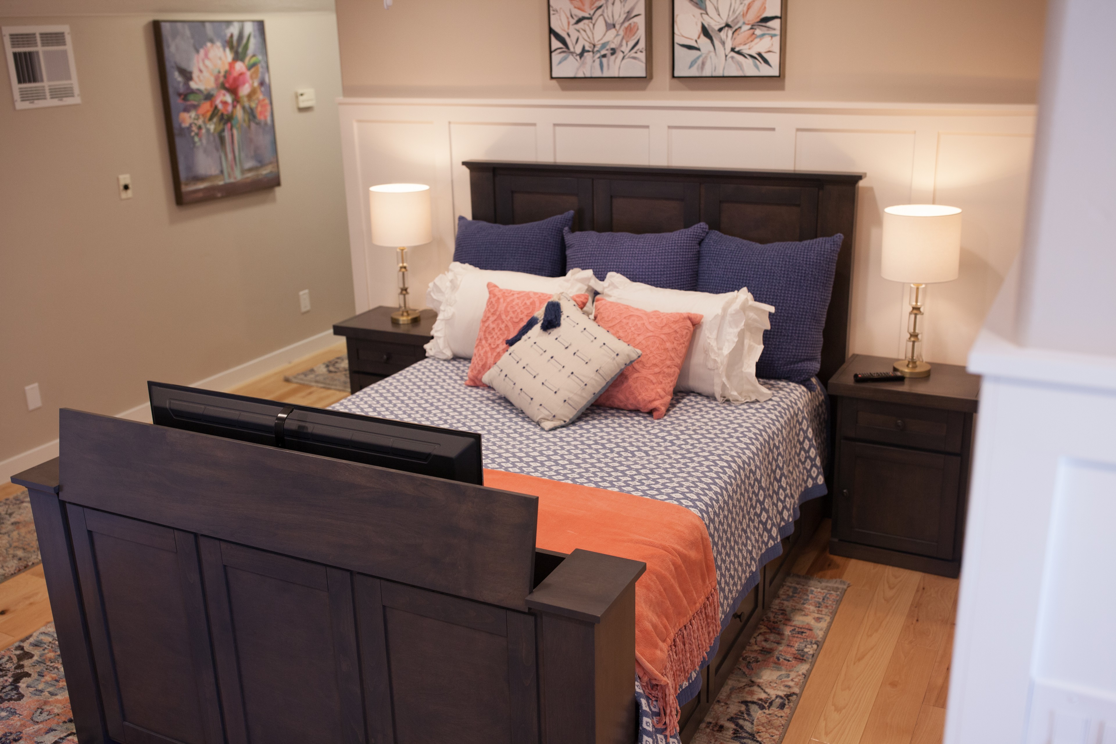 Tv Lift In The Footboard - Photos & Ideas | Houzz