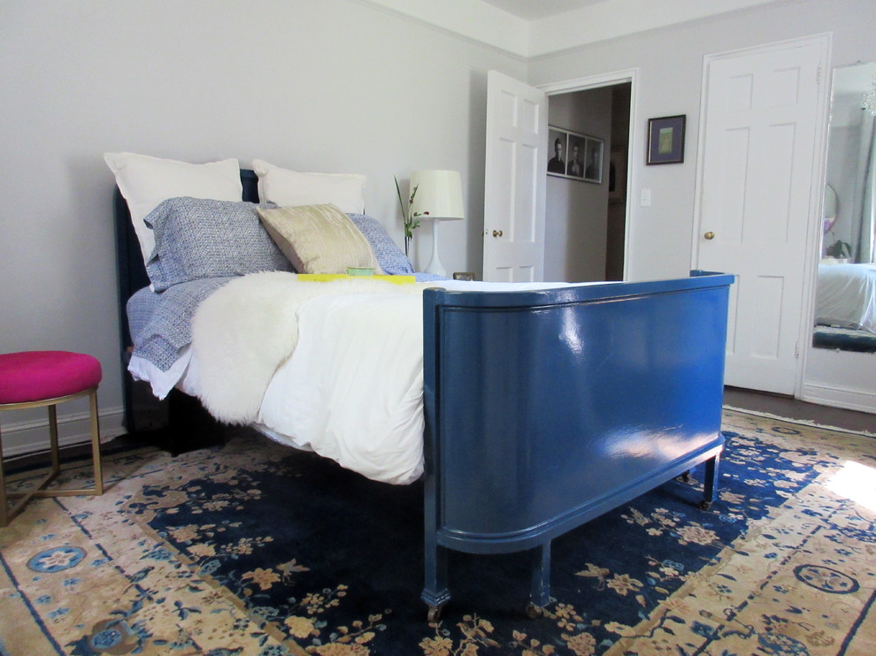 Стильный дизайн: хозяйская спальня среднего размера в современном стиле с серыми стенами, темным паркетным полом, коричневым полом и кроватью в нише без камина - последний тренд