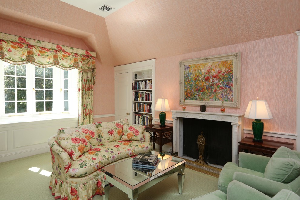 フィラデルフィアにあるトラディショナルスタイルのおしゃれな寝室 (標準型暖炉)