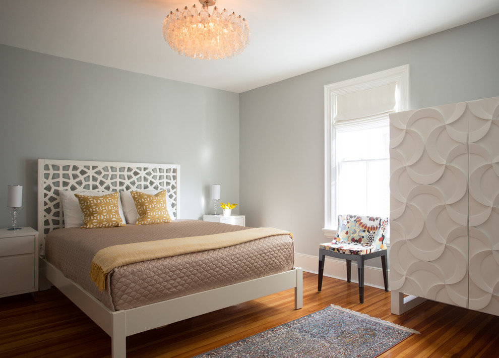 Стильный дизайн: гостевая спальня среднего размера, (комната для гостей) в стиле неоклассика (современная классика) с белыми стенами и паркетным полом среднего тона - последний тренд
