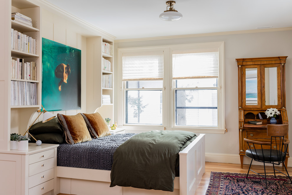 Ejemplo de dormitorio principal clásico renovado sin chimenea con suelo de madera clara y suelo beige